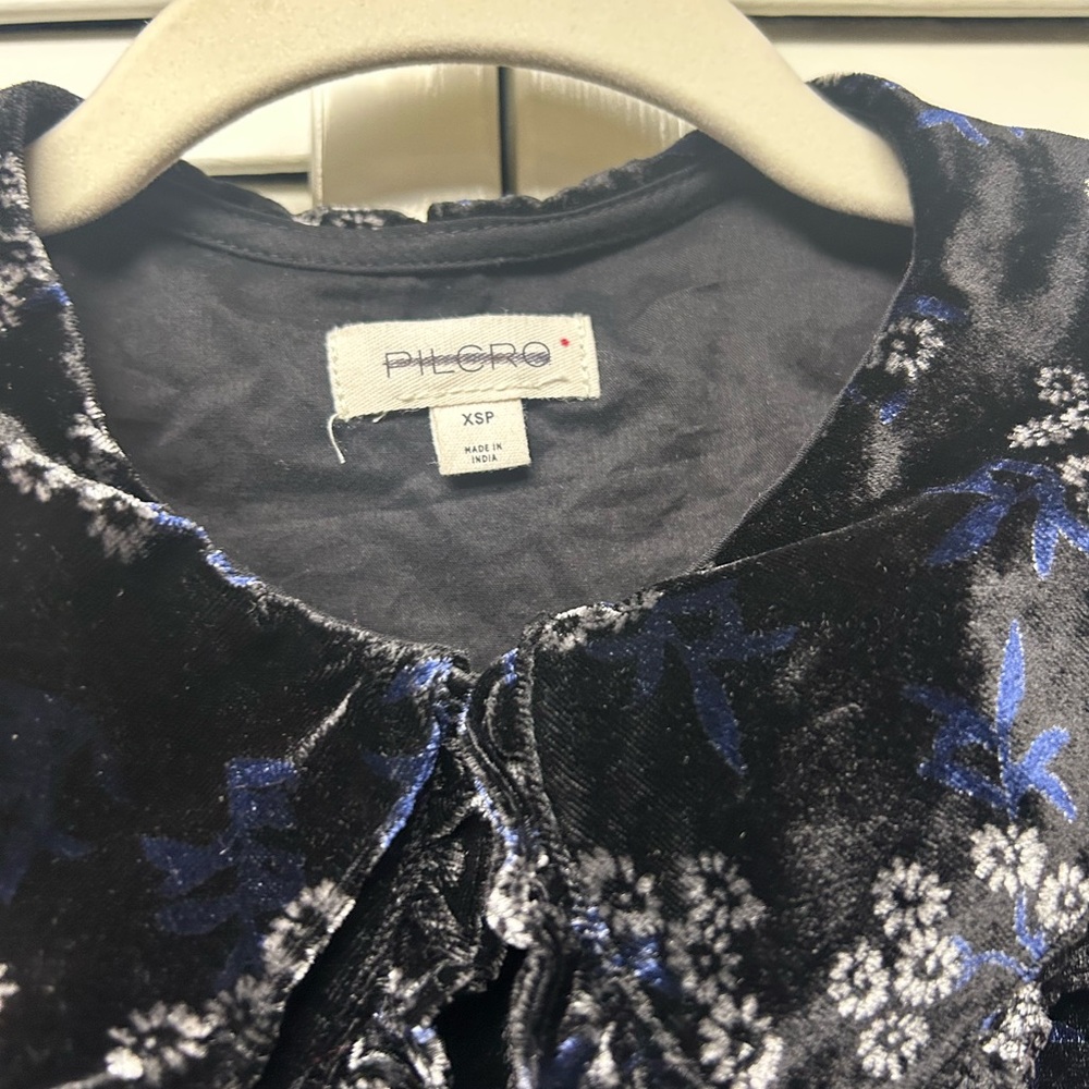 Nwot Pilcro keira Black with Blue Velvet Blouse - Picture 2 of 7